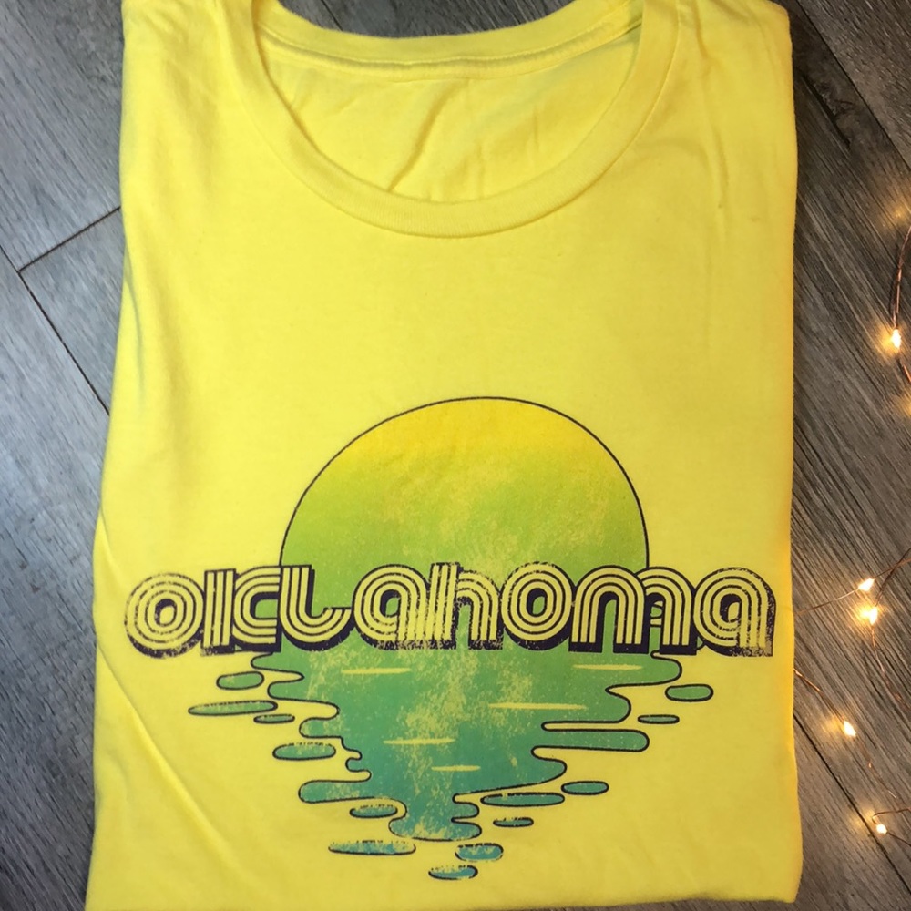 Yellow t-shirt with Oklahoma text / no size on it possibly a XL